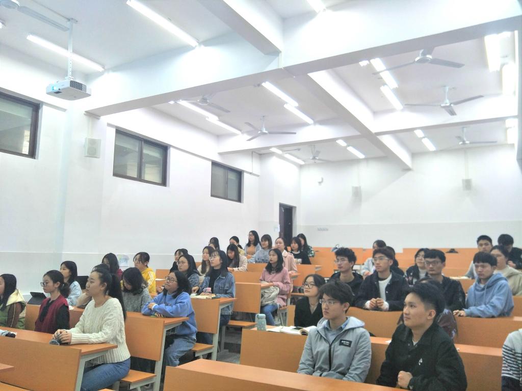 全体同学认真聆听