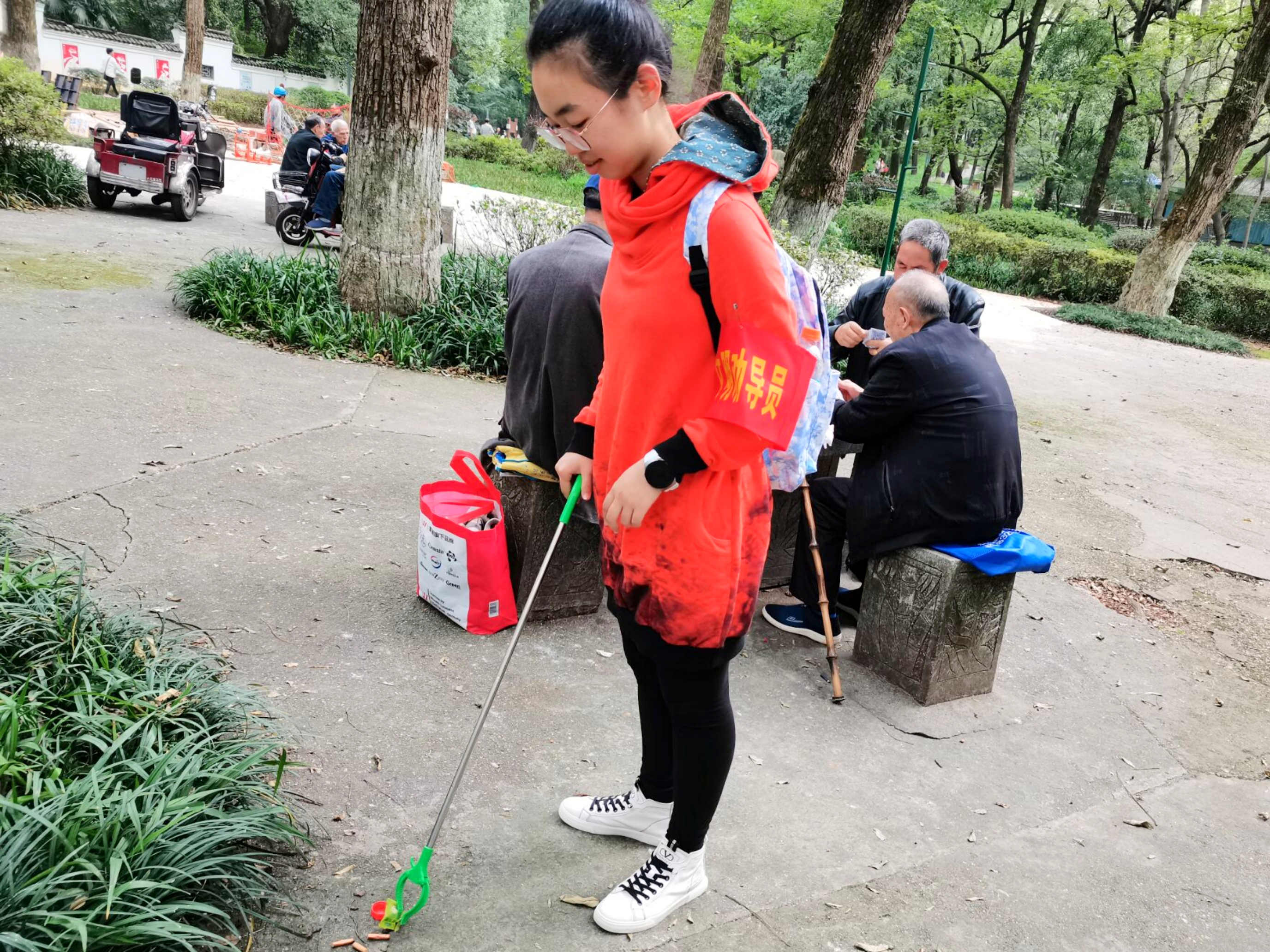 (志愿者在捡垃圾)
