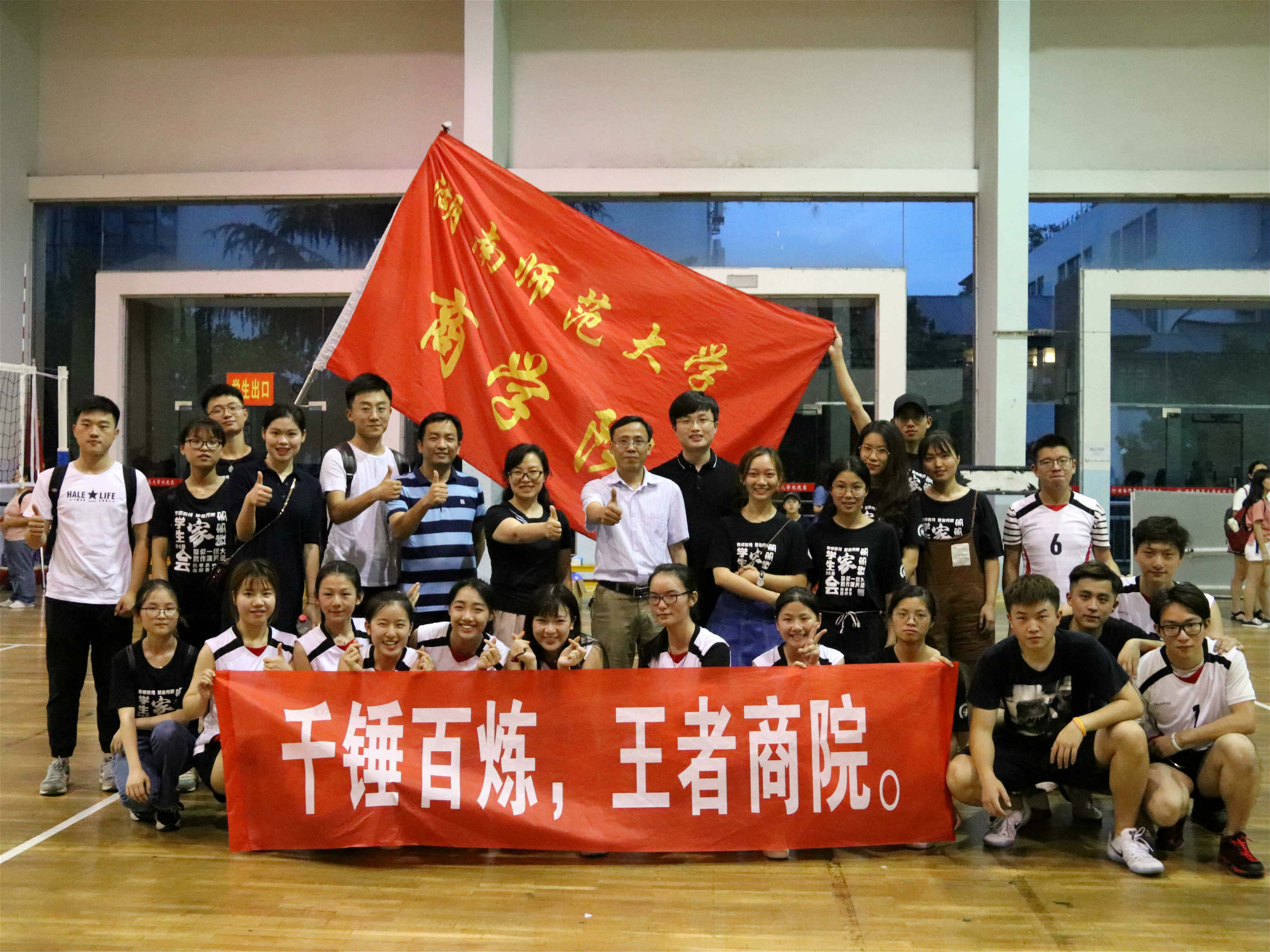 队员与领导老师合影.jpg