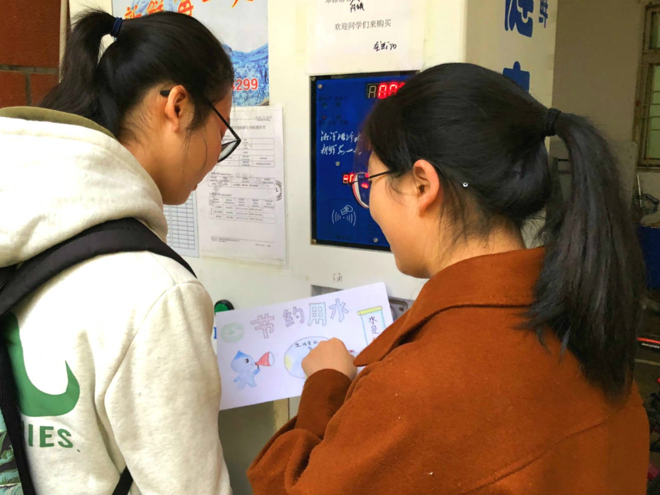 志愿者向打水同学宣传节水小知识_meitu_1_meitu_3.jpg