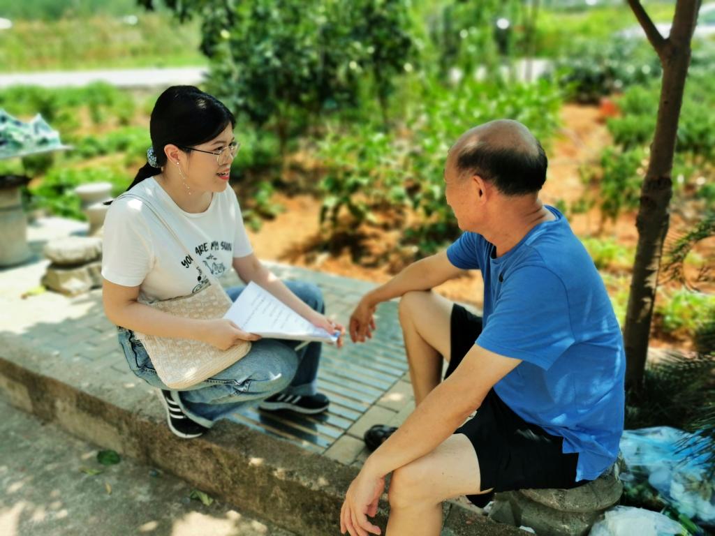 队长郑欣和当地农户交谈