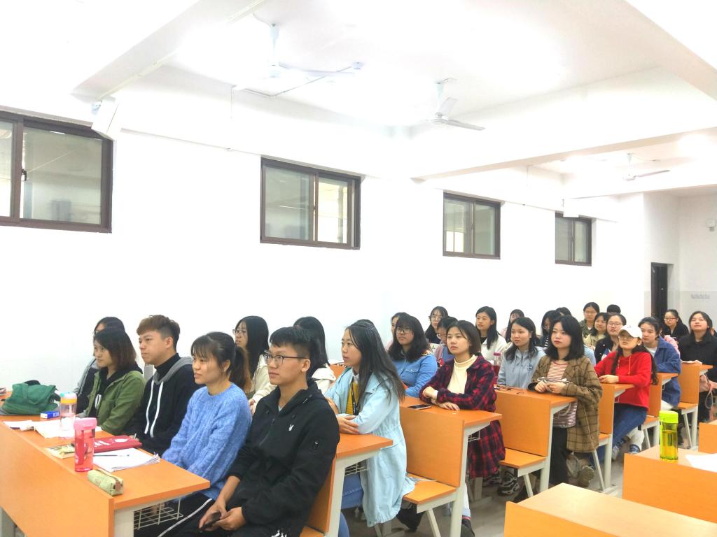 同学们认真学习