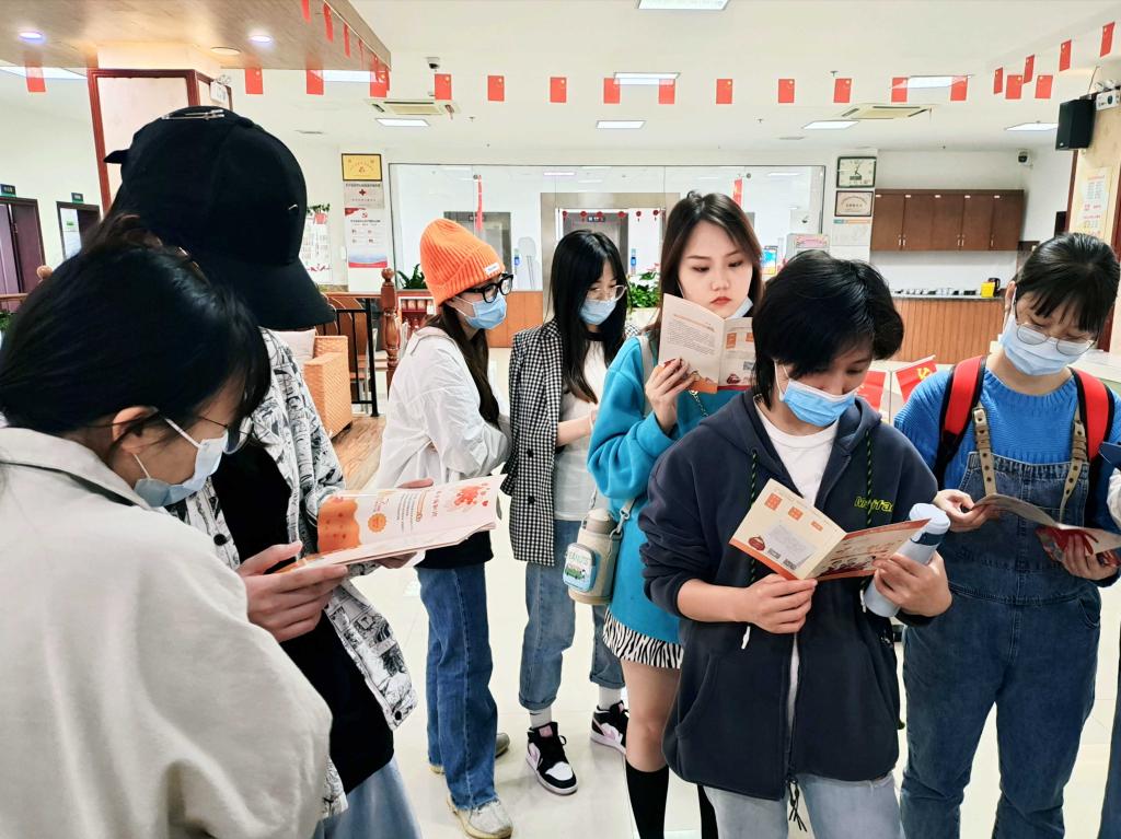 志愿者阅读宣传手册