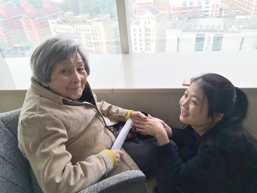 志愿者与老人合影 志愿者与老人合影