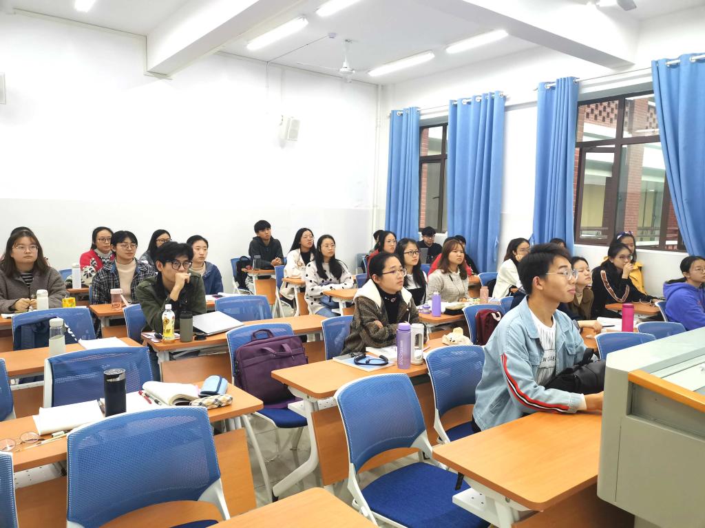 全体同学观看视频