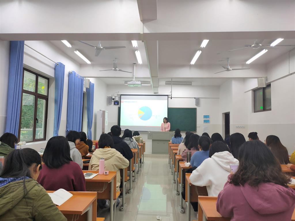 同学们聆听 同学们聆听