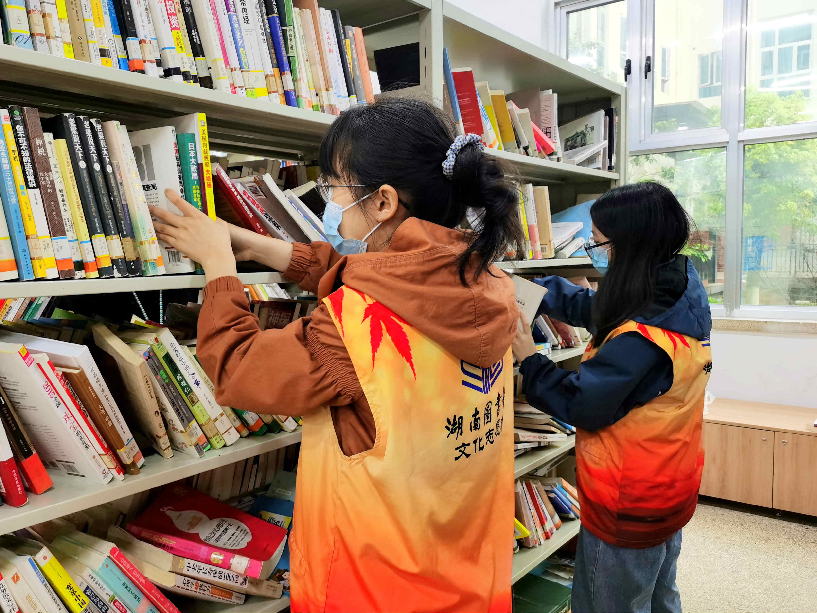 20级会计班开展"书香满溢,共享清净"志愿活动