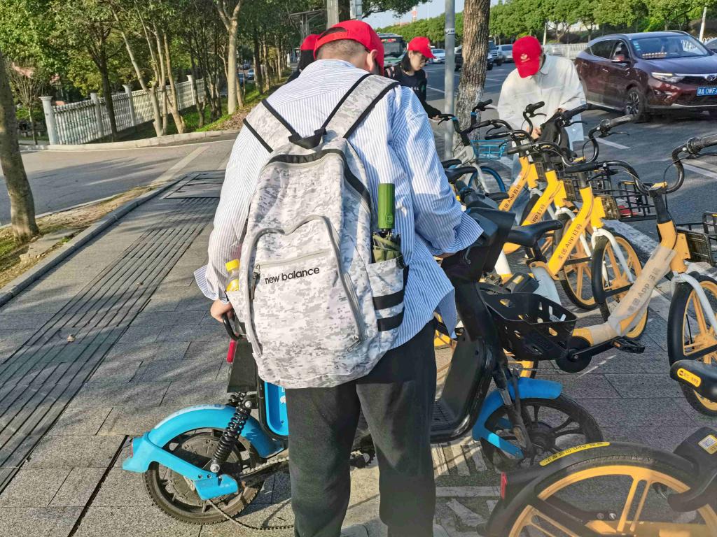志愿者正在整理共享单车