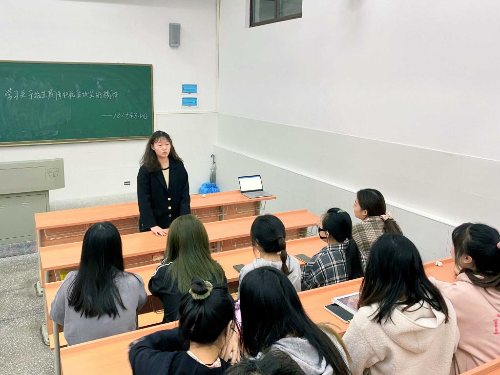 组员们认真聆听