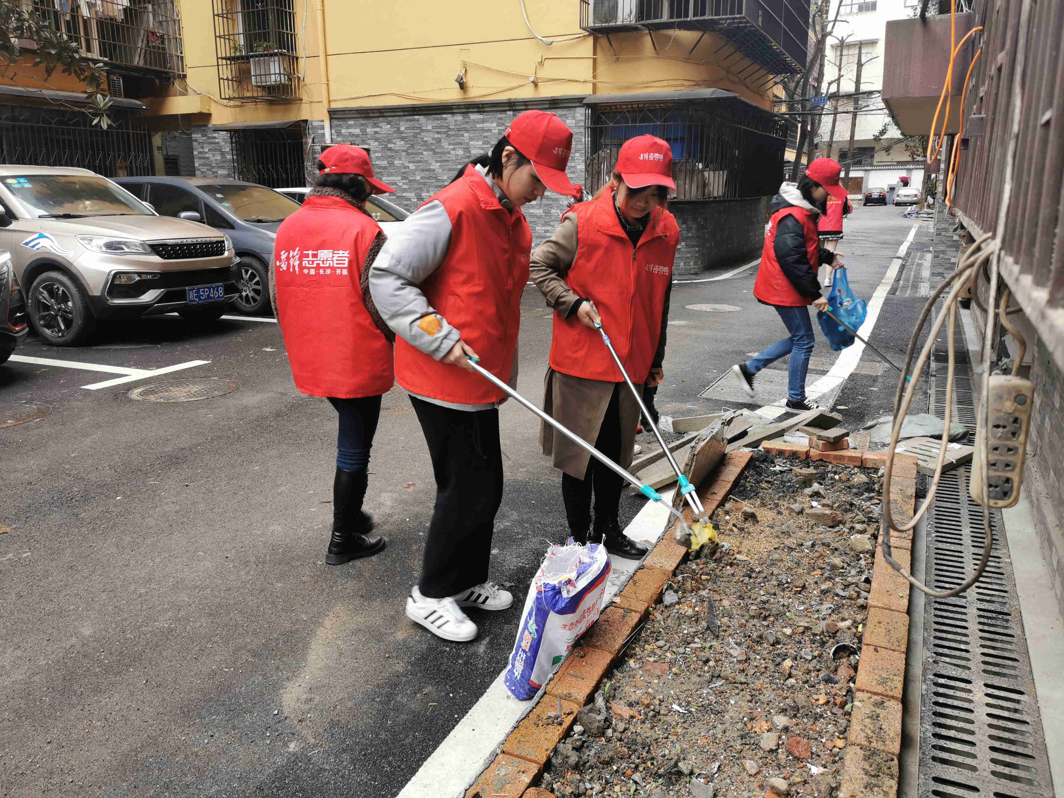 (志愿者清理垃圾)