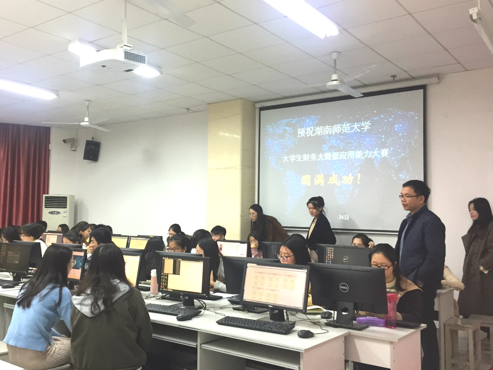 指导老师进行现场指导.JPG