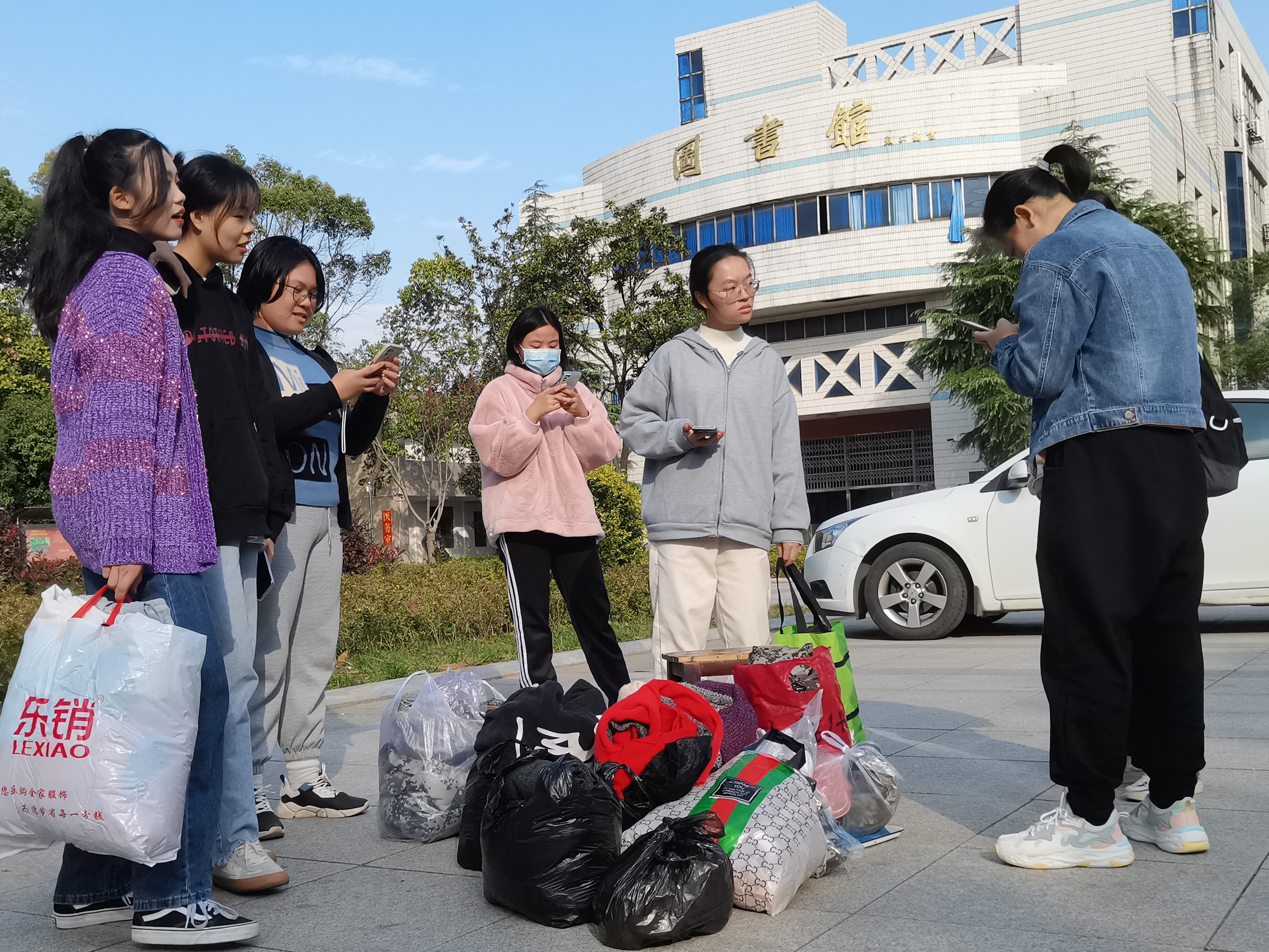 (志愿者捐赠旧衣服)