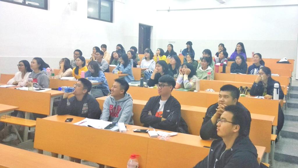 同学们认真聆听 同学们认真聆听