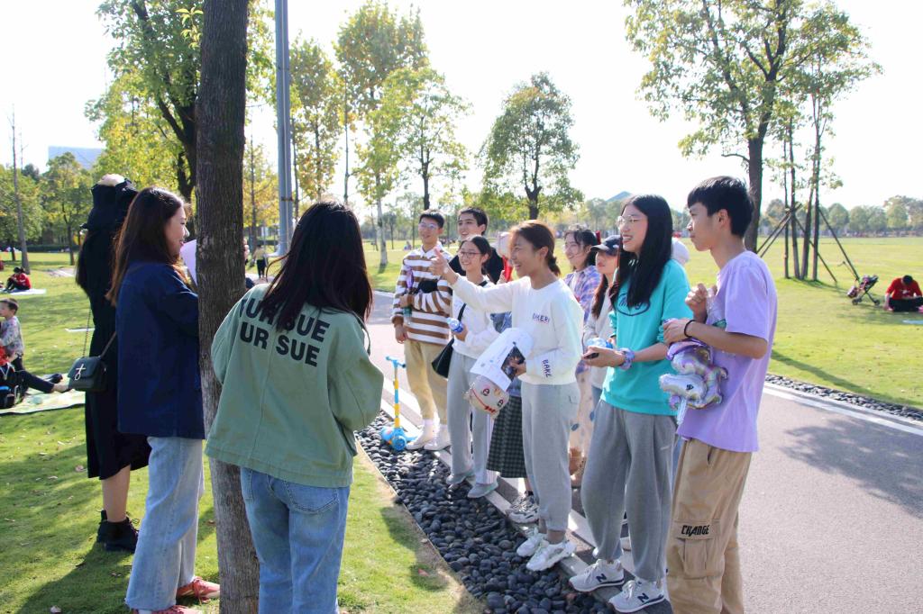 成员正在做游戏